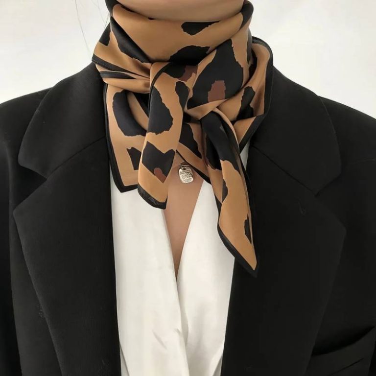 Le nœud lavallière : foulard porté autour du cou