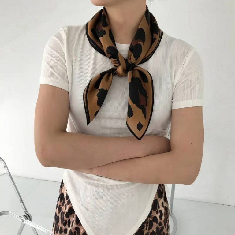Le nœud cravate : foulard porté autour du cou